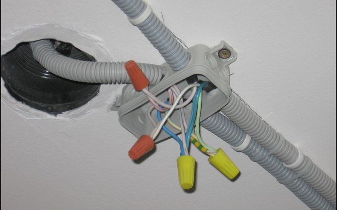 Прокладка кабеля в гофре